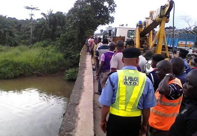 Ososa-River-claims-another-commercial-van